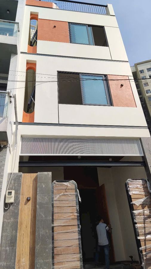 Ảnh chụp thực tế mặt tiền nhà phố sân thượng giàn lam ngày bàn giao