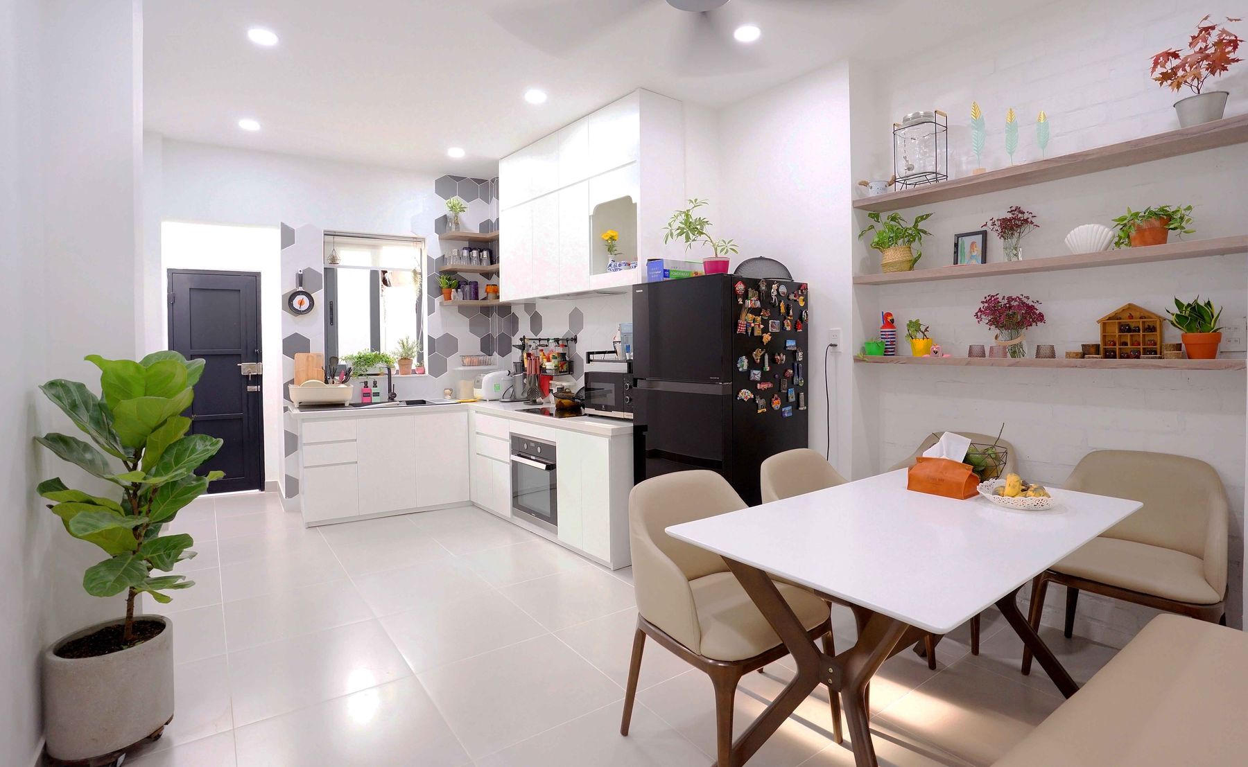 Bếp và phòng ăn một khối ấm cúng, nhà phố trong hẻm do Khả Văn thực hiện
