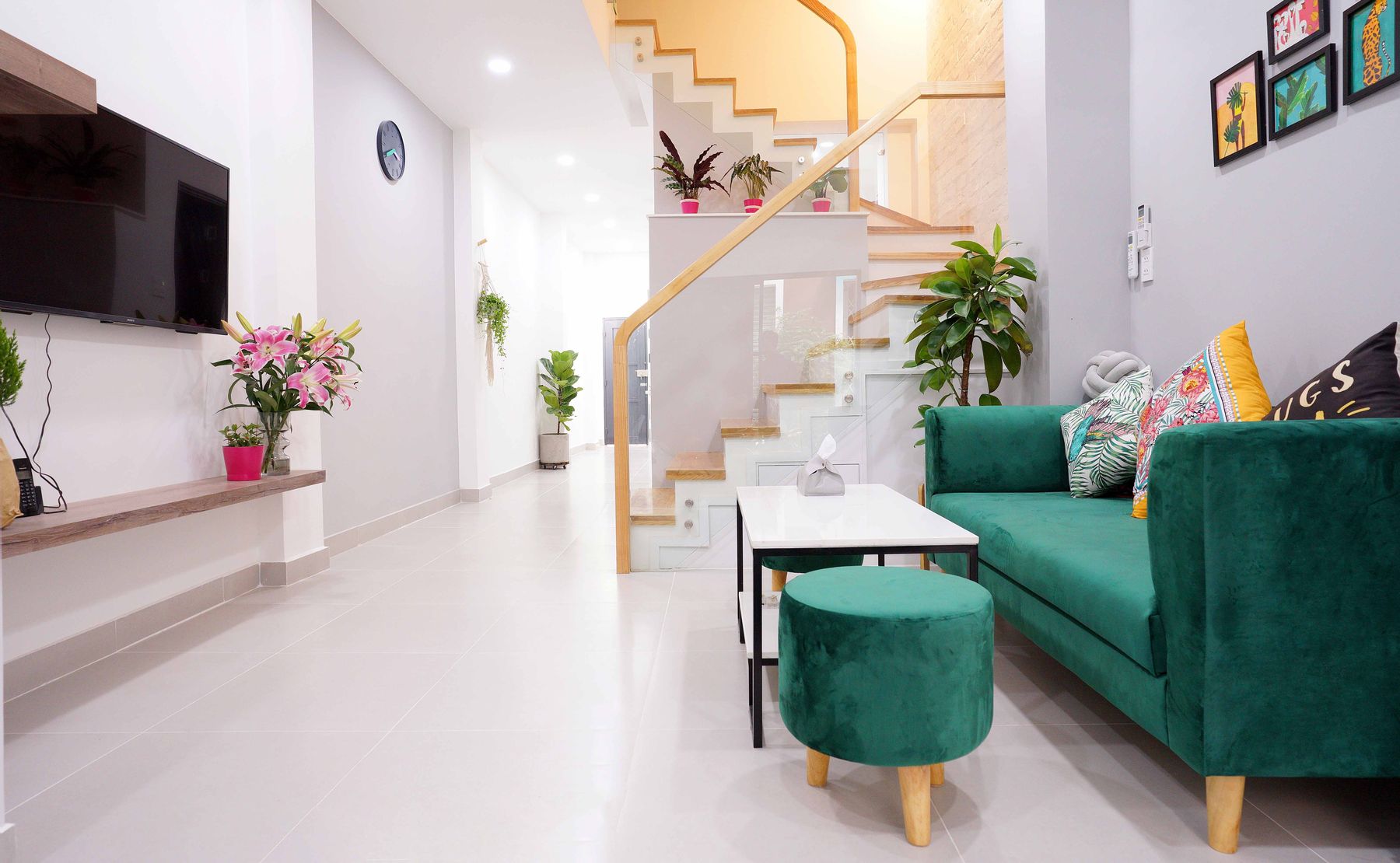 Phòng khách liền cầu thang, nhà phố trong hẻm do Khả Văn thực hiện